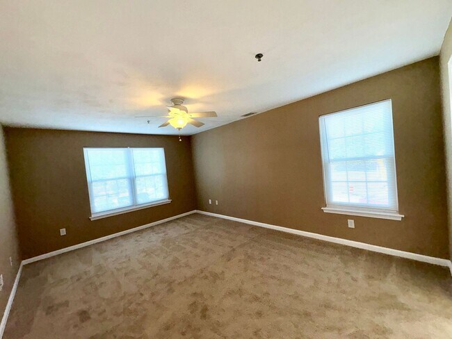 Building Photo - LARGE 2ND FLOOR CONDO