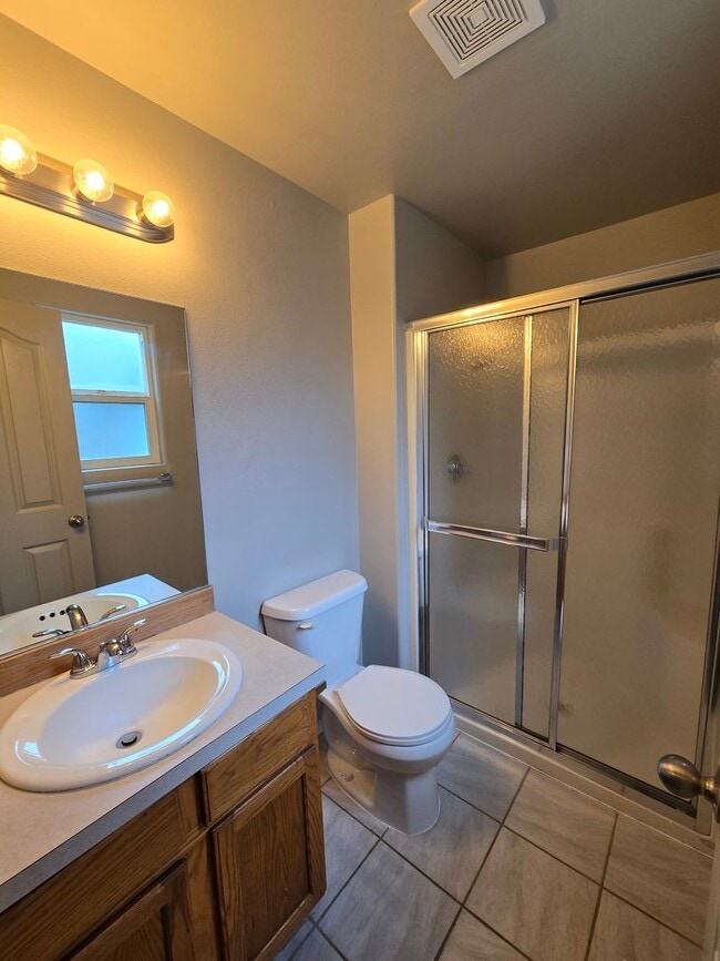 Building Photo - Pet Friendly, Single Level 3bed : 2bath Ho...