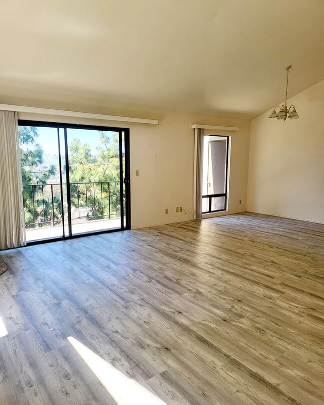Building Photo - View 2bed 2.5bath, 3 Balconies, 2 Car Garage, pool in Tierrasanta!