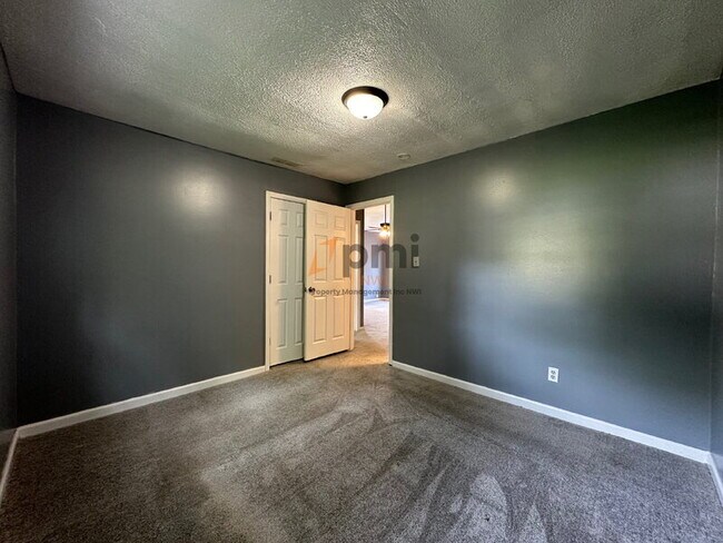Building Photo - 3464 Iowa St