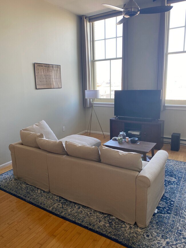 livingroom - 350 W 4th St