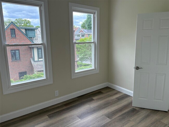 Building Photo - 74 Rossmore Ave