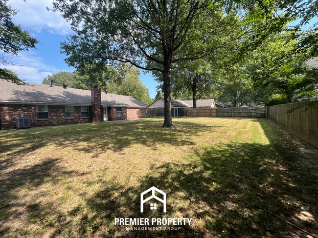 Building Photo - 5999 Pebblehill Dr