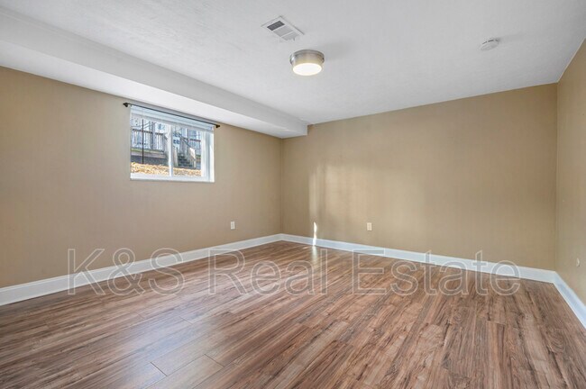 Building Photo - 29 Coulter St