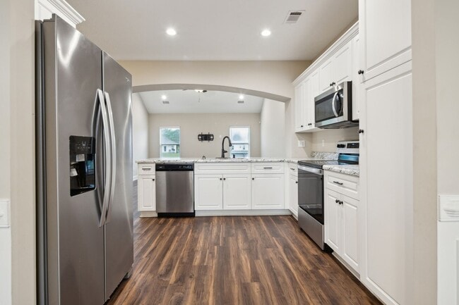 Building Photo - Charming 3BR House in Warrenville