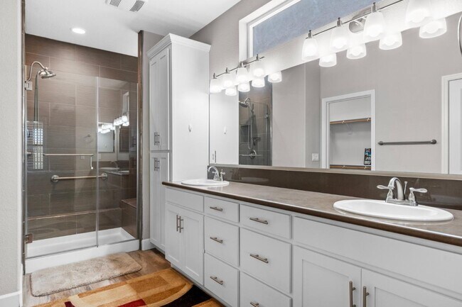Building Photo - 377 Silver Ridge Dr