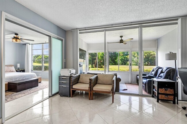 Building Photo - 3151 S Palm Aire Dr