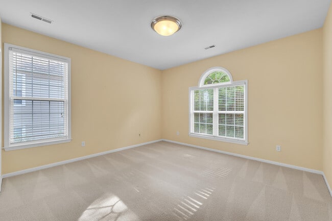 Building Photo - 2950 Hunley Dr