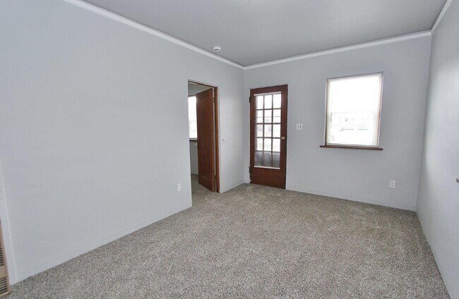 Building Photo - 210 S Commercial Ave