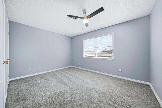 Building Photo - 2508 Memorial Dr
