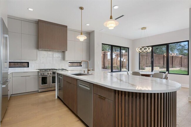 Building Photo - 13701 Montview Dr