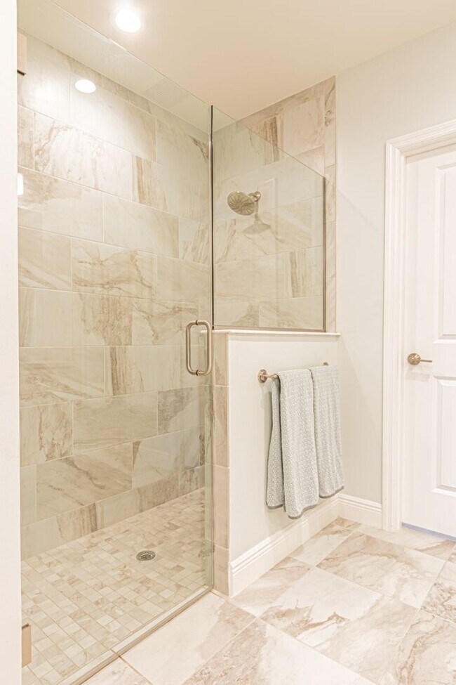 Building Photo - Luxury Naples 2-Bed Home Minutes to Downtown & Beaches | Resort-Style Amenities