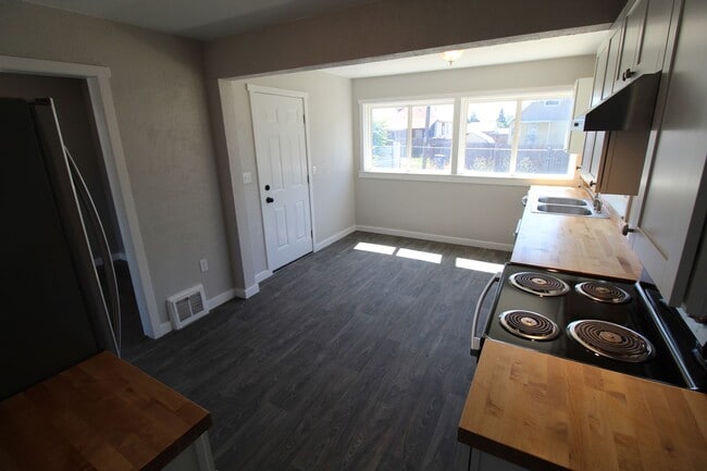 Building Photo - 1308 E Lacrosse Ave