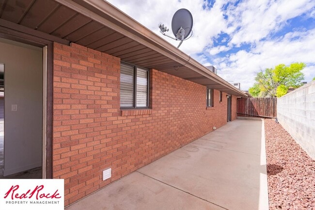 Building Photo - Remodeled 2 Bedroom Townhome. Pet Friendly!