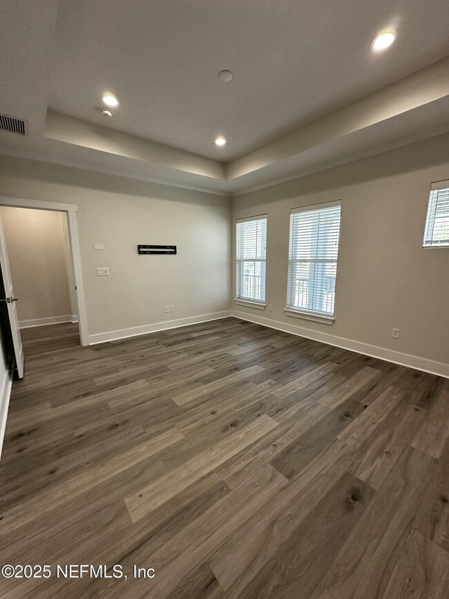 Building Photo - 405 Crestview Dr