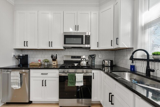 Building Photo - Luxurious 3-Bedroom Townhome in Point Breeze! Available NOW!