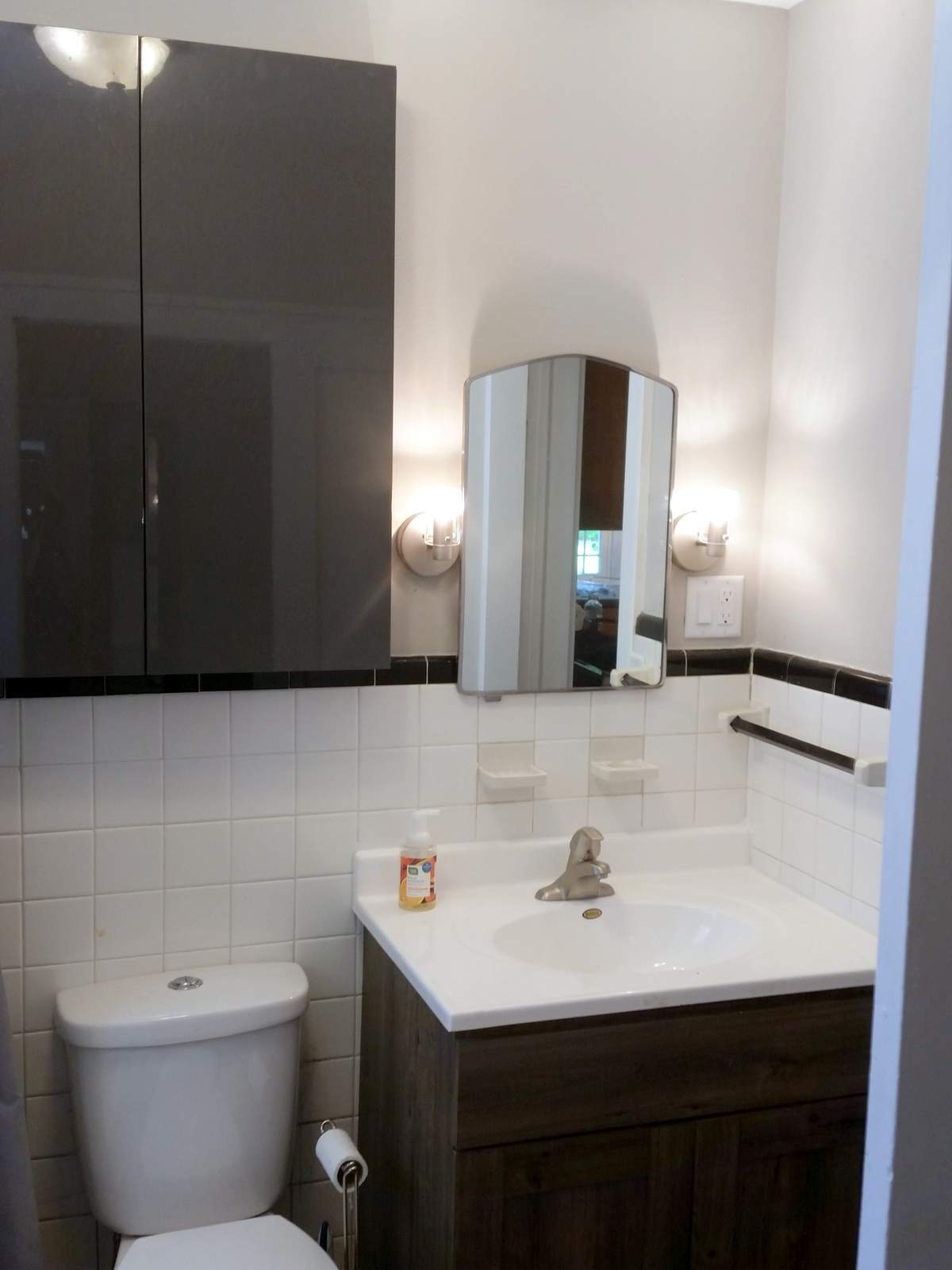 1st floor Bathroom - 936 Drake St