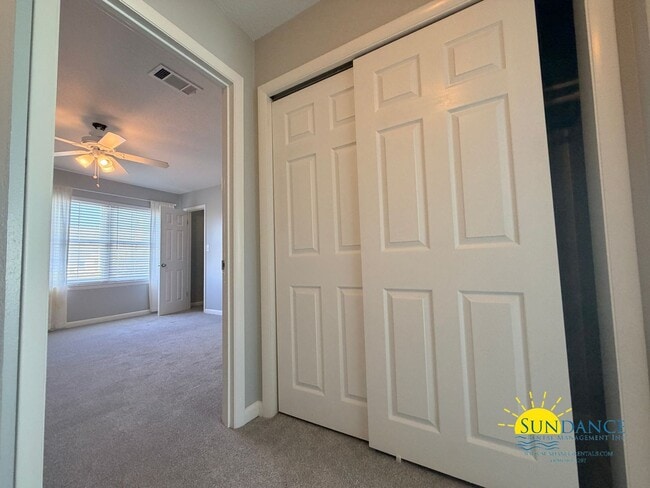 Building Photo - Charming Two-Story Townhome Near the Beach!