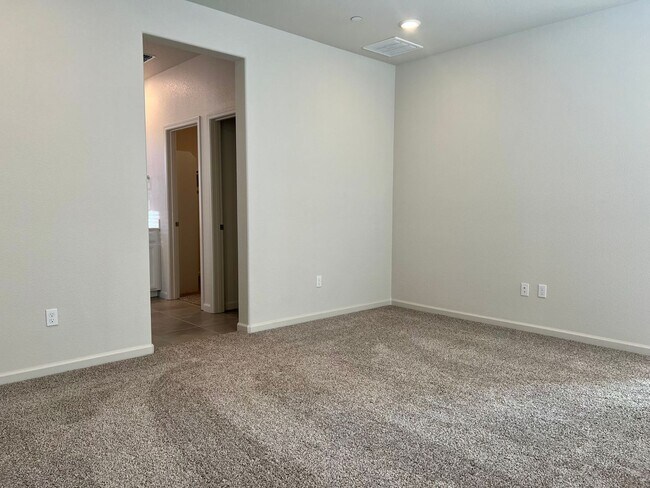 Building Photo - Beautiful 4 bed/2 bath Meritage Home in El...