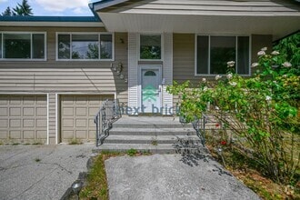 Building Photo - Beautiful Single Family House Bellevue Ava...