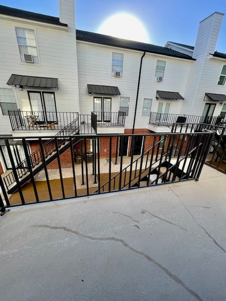 Building Photo - 600 Bagby Ave