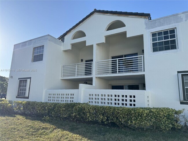 Building Photo - 9705 Fontainebleau Blvd