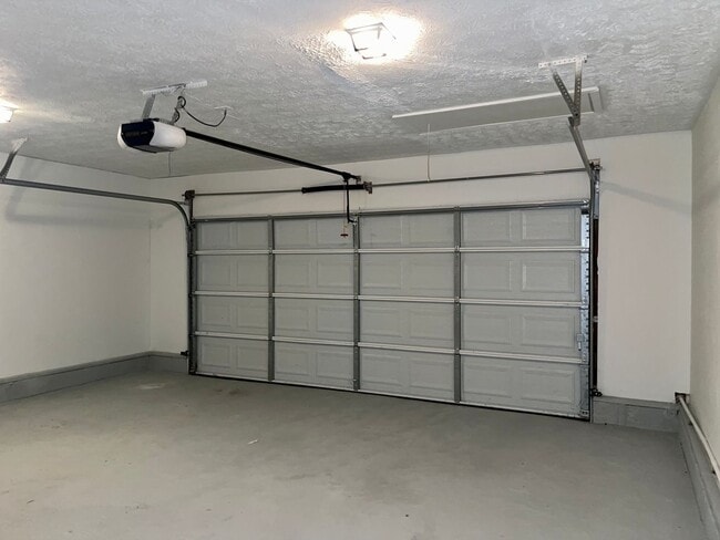 Building Photo - Spacious, Updated 3 Bed/2 Bath Ranch!