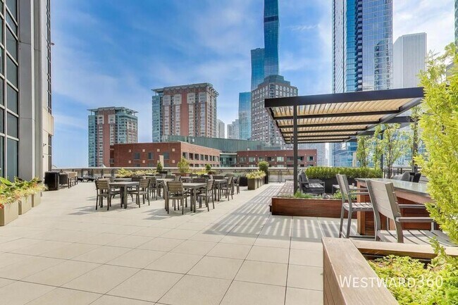 Building Photo - 512 N McClurg-#4902