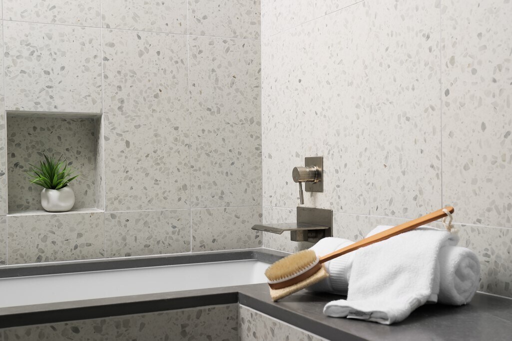 Standing shower, spacious soaking tub and bench - 1801 Lavaca St