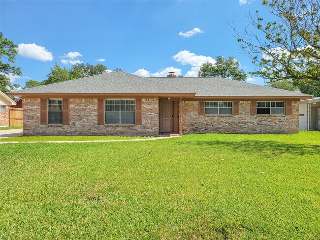 Primary Photo - 2115 Forest Oaks Dr