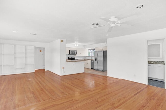 Building Photo - Convenient Living in Dallas – 3BR/2BA Home...
