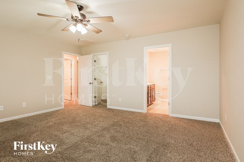 Building Photo - 732 Redbud Ln