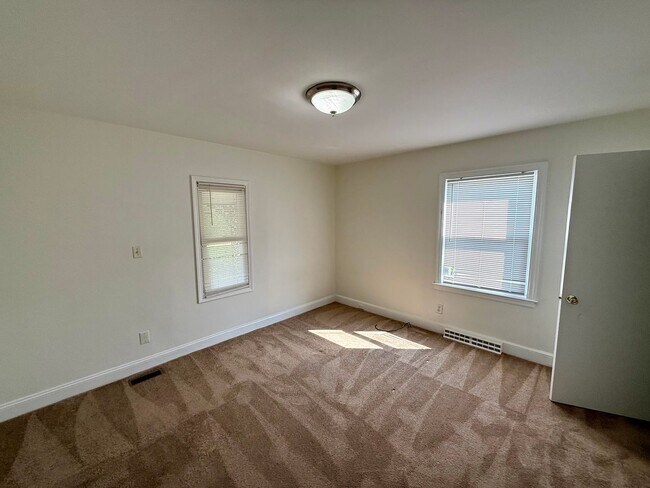 Building Photo - Three bedroom, 1.5 bath house in Burlington