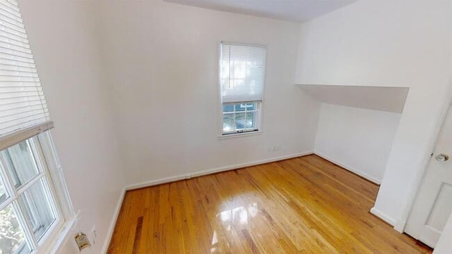 Building Photo - 910 Sylvan Ave