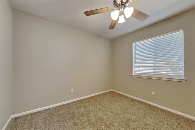 Building Photo - 2403 Pine Cone Dr