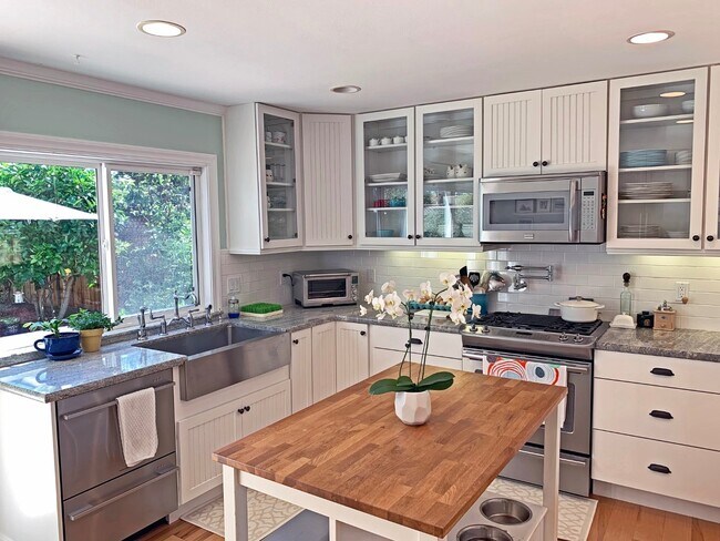 Building Photo - Beautiful 3 Bedroom, 2 Bathroom Remodeled ...