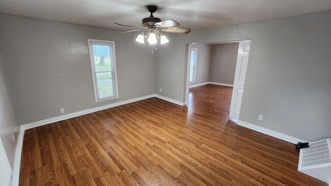 Building Photo - 4 bed 2 bath house in Edmond, OK next to UCO campus
