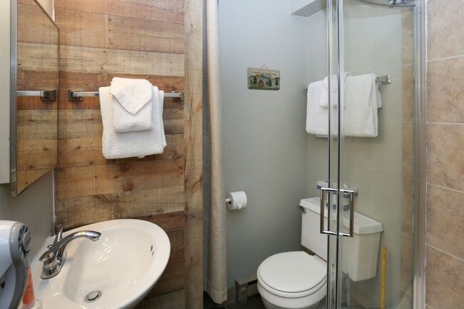 Building Photo - Move in Special! Keystone 2 bed/2bath! Plu...