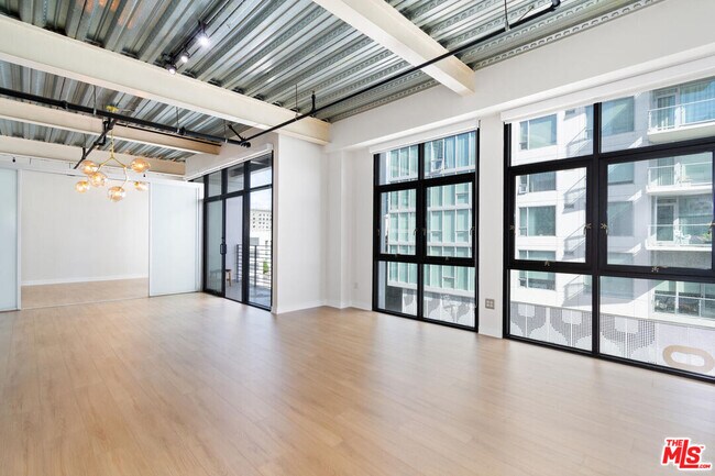 Building Photo - 330 W 11th St