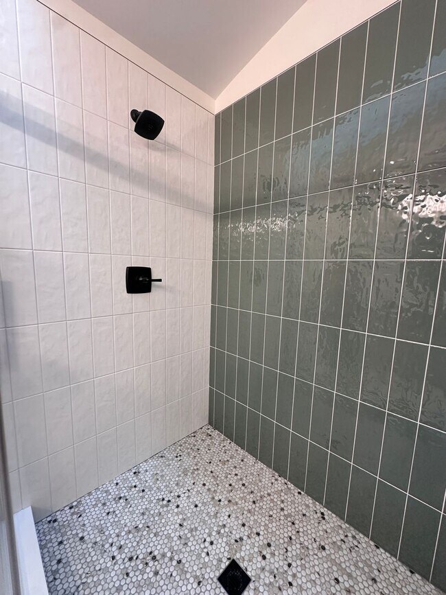 Building Photo - Renovated Kingstowne Townhouse | 3 Beds, 2...