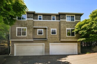 Building Photo - 3BR/3.5BA Craftsman Townhome w/ 2-Car Garage in Prime Seattle Location
