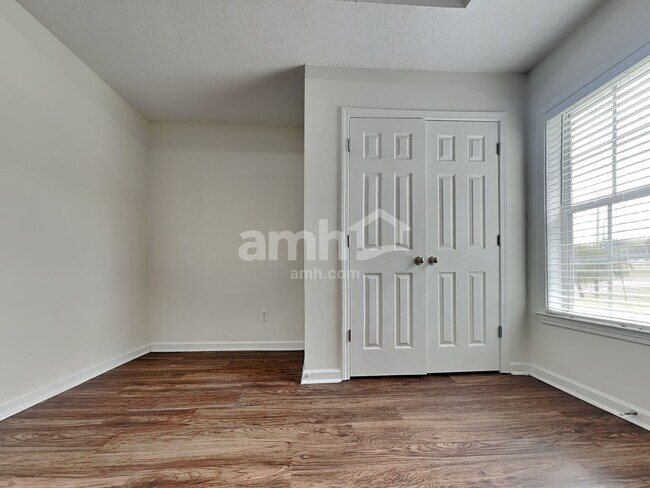 Building Photo - 8981 Oak Grove Blvd