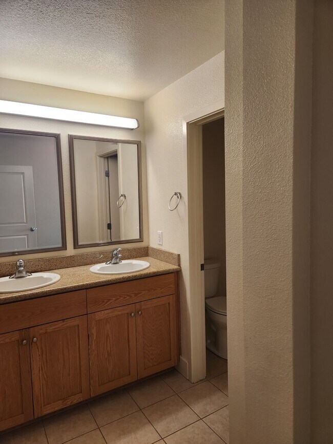 Building Photo - Bright & Sunny City Center townhouse style condo Great location, Nice 2 bedroom 2.5 bathroom
