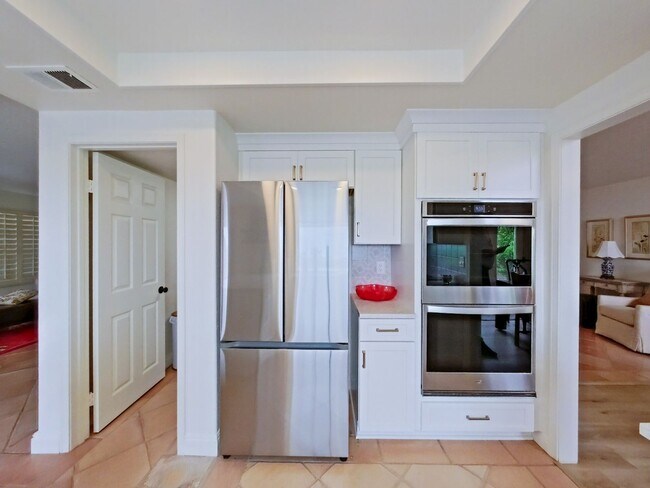 Building Photo - FURNISHED - Elegant 3 bedroom with office ...