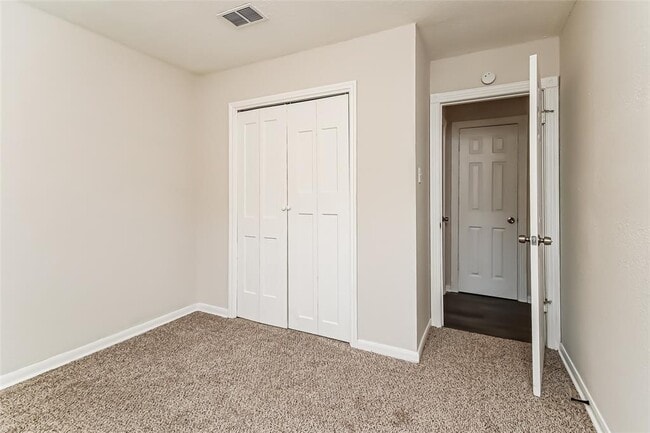 Building Photo - 8610 Greenleaf Lake Dr