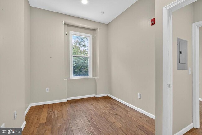 Building Photo - 4420 Chestnut St