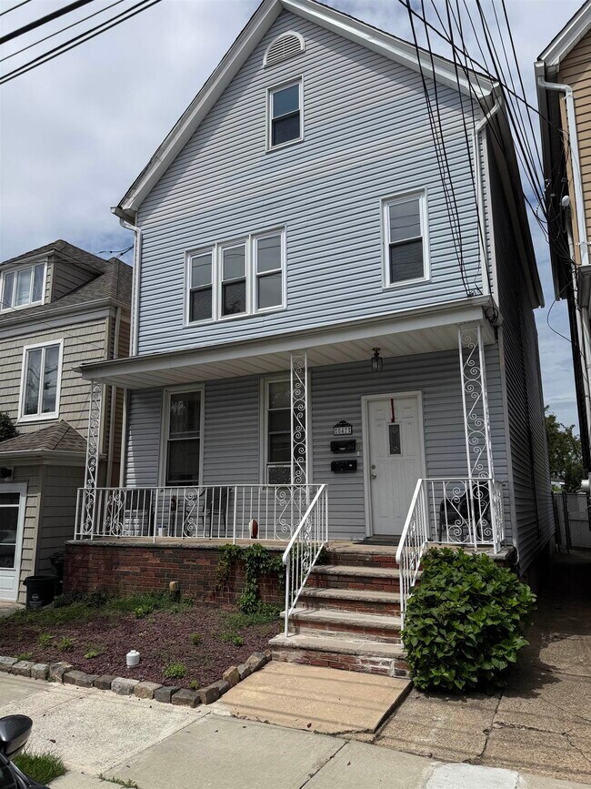 Building Photo - 847 7th St