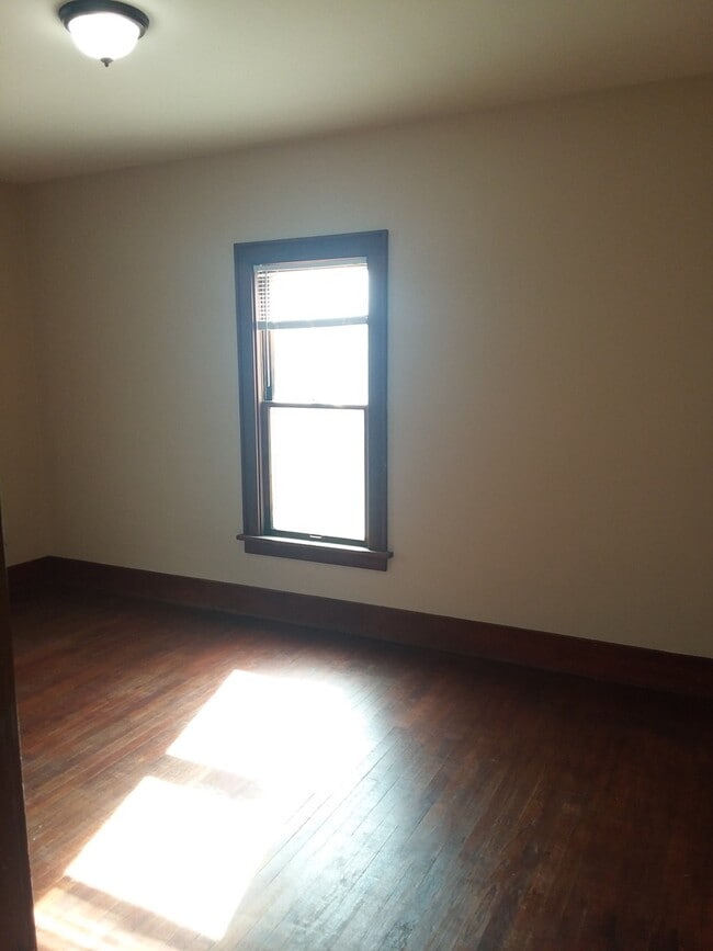 Building Photo - 2 Bed 1 Bath