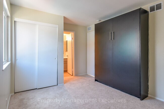 Building Photo - Renovated 2 Bedroom, 2.5 Bath Townhome