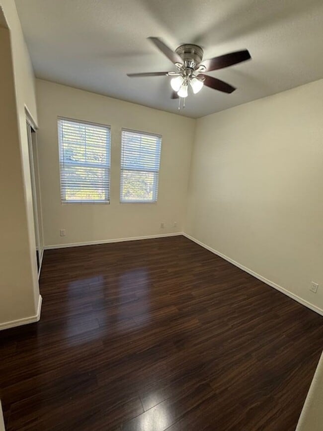 Building Photo - 2 bed 1.5 bath in Dakota Community in Wago...